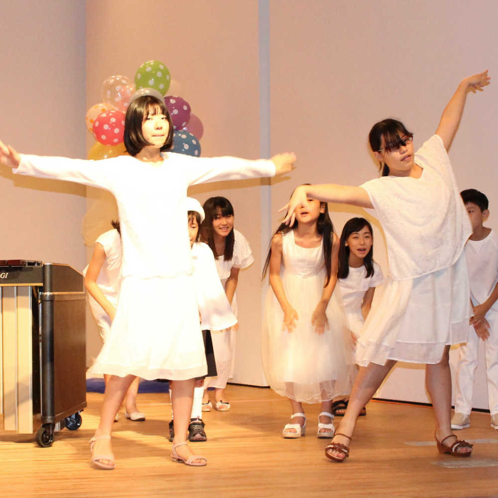 にじいろの歌声でダンスするメンバー
